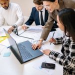 Formation continue banque : comment combiner présentiel, e-learning et coaching ?