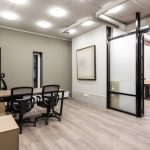 Comment bien insonoriser une salle de réunion avec des cloisons adaptées ?