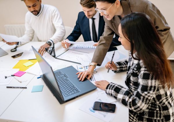 Formation continue banque : comment combiner présentiel, e-learning et coaching ?